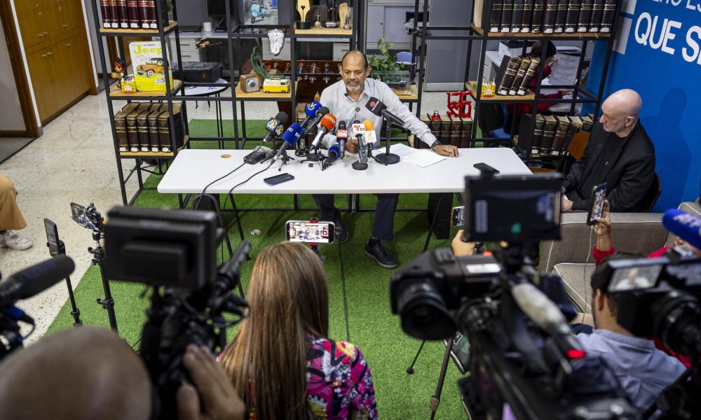 Gabriel José Quero Navas, hermano de Víctor Quero Navas, habla durante una rueda de prensa este miércoles, en la sede de la ONG Foro Penal en Caracas (Venezuela). EFE/ Miguel Gutiérrez