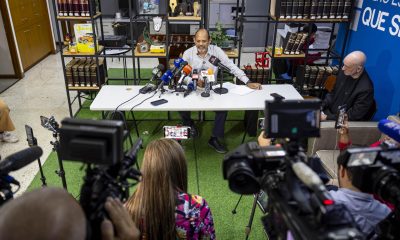 Gabriel José Quero Navas, hermano de Víctor Quero Navas, habla durante una rueda de prensa este miércoles, en la sede de la ONG Foro Penal en Caracas (Venezuela). EFE/ Miguel Gutiérrez