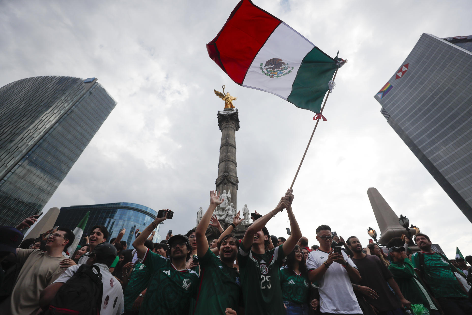 Aficionados de la selección de México celebran el triunfo sobre Sudáfrica en el juego inaugural de la Copa Mundial de la FIFA 2026 este jueves, en el Ángel de la Independencia de Ciudad de México (México). EFE/Isaac Esquivel