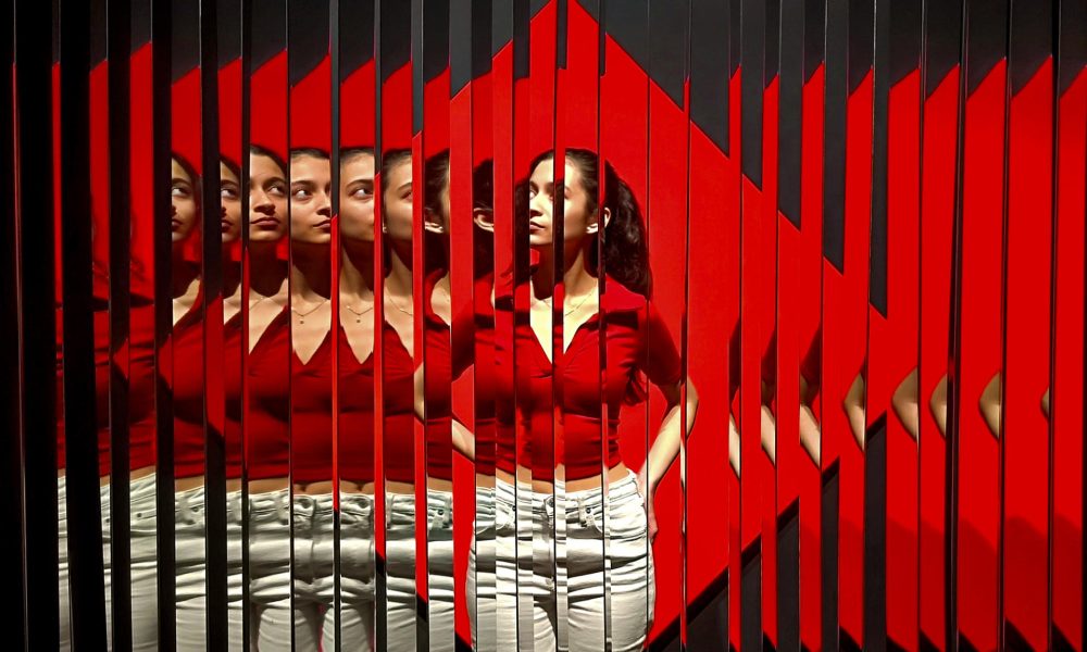 Detalle de la obra 'Láminas reflectantes' de Julio Le Parc en la Tate Modern en Londres. La Tate Modern inaugurará el 11 de junio una exposición con más de 60 piezas del argentino Julio Le Parc (1928-2026). La muestra recorre siete décadas de trayectoria de un artista al que el museo define como un "visionario" por su investigación pionera sobre la luz, el movimiento y los efectos ópticos. EFE/ Guillermo Garrido