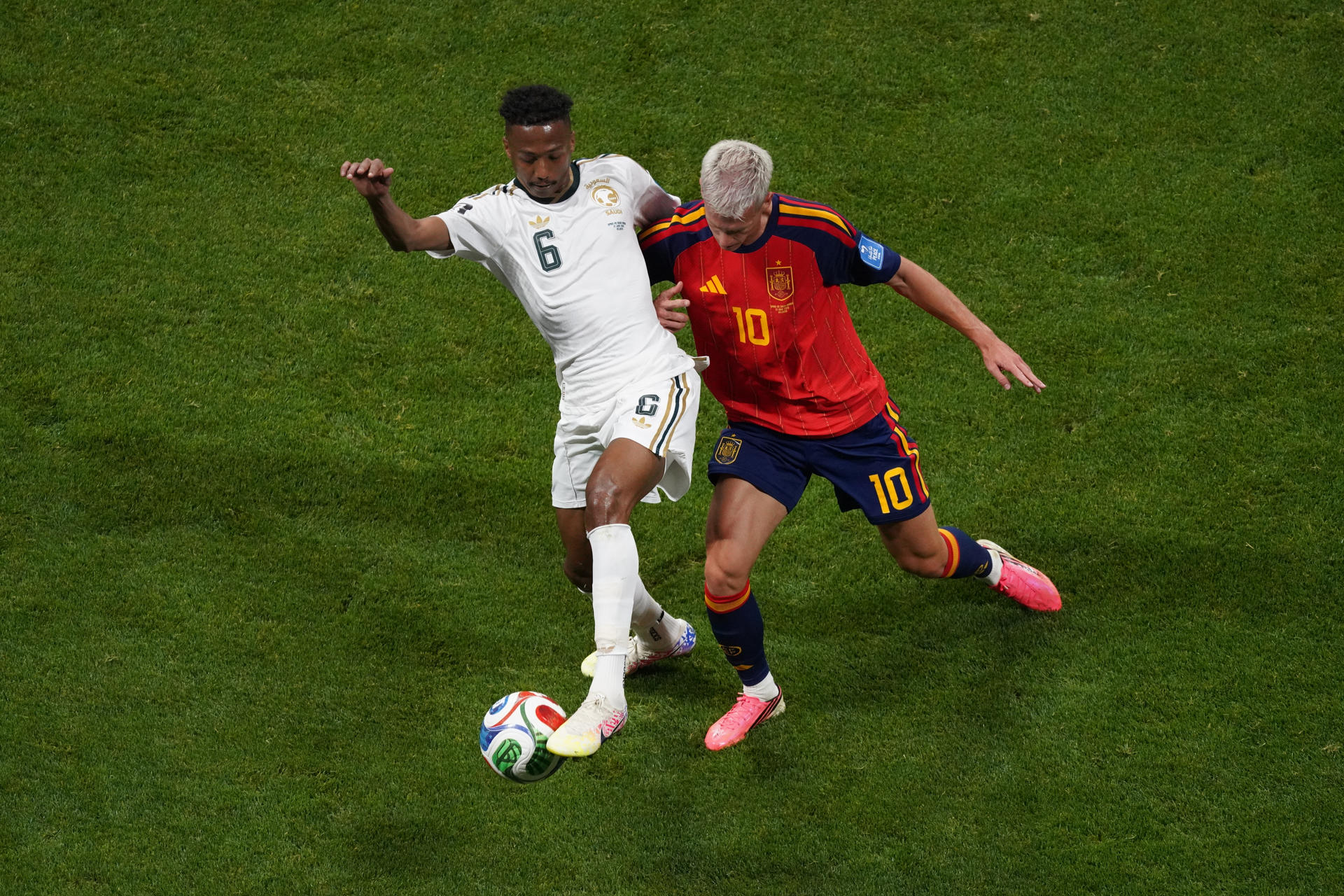 El centrocampista de la selección española, Dani Olmo (d), disputa el balón ante el jugador de Arabia Saudí, Nasser Al-Dosari, durante el encuentro del partido del Mundial 2026 entre España y Arabia Saudí, este domingo en Atlanta. EFE/Kenneth Fernández.