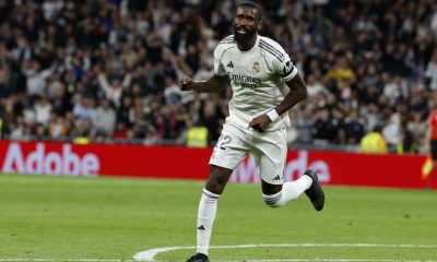 El defensa alemán del Real Madrid, Antonio Rudiger, tras conseguir el primer gol de su equipo durante el encuentro correspondiente a la jornada 28 de Laliga EA Sports que disputaron el pasado 14 de marzo Real Madrid y Elche en el estadio Santiago Bernabéu, en Madrid. EFE / Chema Moya.
