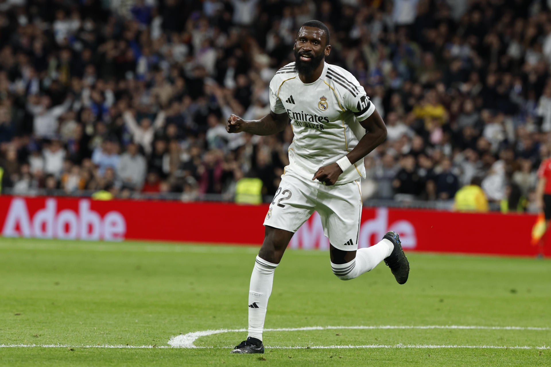 El defensa alemán del Real Madrid, Antonio Rudiger, tras conseguir el primer gol de su equipo durante el encuentro correspondiente a la jornada 28 de Laliga EA Sports que disputaron el pasado 14 de marzo Real Madrid y Elche en el estadio Santiago Bernabéu, en Madrid. EFE / Chema Moya.