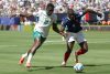 Dayot Upamecano (d), de Francia, disputa el balón con Ismaila Sarr (i), de Senegal, este martes, en un partido del grupo I del Mundial de la FIFA 2026 entre Francia y Senegal en el estadio MetLife de Nueva Jersey (Estados Unidos). EFE/ Sebastiao Moreira
