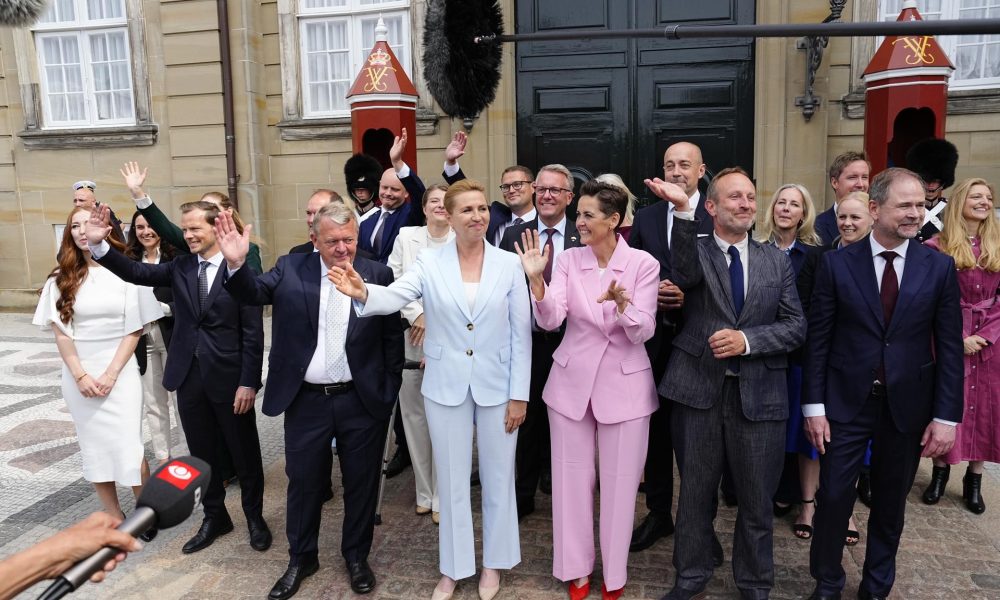 El nuevo gobierno danés, con Mette Frederiksen en el centro, de azul claro. EFE/EPA/SEBASTIAN ELIAS UTH DENMARK OUT