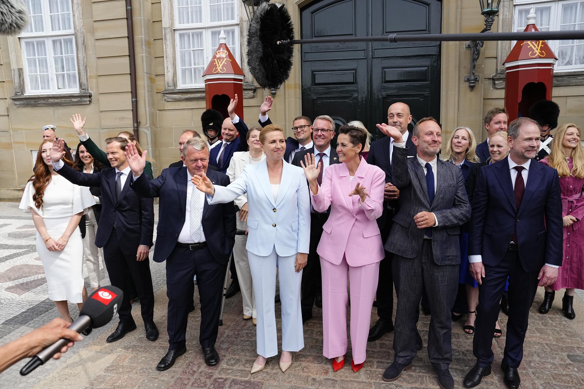 El nuevo gobierno danés, con Mette Frederiksen en el centro, de azul claro. EFE/EPA/SEBASTIAN ELIAS UTH DENMARK OUT