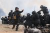 Integrantes de la Policía de Bolivia se enfrentan con manifestantes este sábado, durante el desbloqueo de una vía en San Julian (Bolivia). EFE/Juan Carlos Torrejón