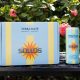 Imagen de una caja de marca de bebidas de yerba mate SOLLOS, lanzada por Barron Trump, el hijo menor del presidente estadounidense, Donald Trump, e inspirada en la palabra Sol en español, que sale con un precio de 39 dólares por un paquete de 12 latas. EFE/Sollos /SOLO USO EDITORIAL /NO VENTAS /SOLO DISPONIBLE PARA ILUSTRAR LA NOTICIA QUE ACOMPAÑA /CRÉDITO OBLIGATORIO