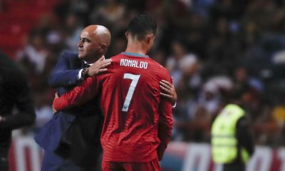 El internacional portugués Cristiano Ronaldo (d) saluda al seleccionador nacional, el español Roberto Martínez, durante el amistoso disputado el pasado 10 de junio. EFE/PAULO CUNHA
