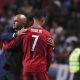 El internacional portugués Cristiano Ronaldo (d) saluda al seleccionador nacional, el español Roberto Martínez, durante el amistoso disputado el pasado 10 de junio. EFE/PAULO CUNHA