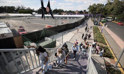 Personas caminan frente al estadio Ciudad de México, en Ciudad de México (México). Imagen de archivo. EFE/ José Méndez