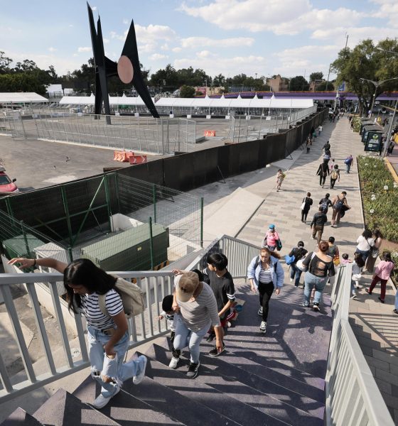 Personas caminan frente al estadio Ciudad de México, en Ciudad de México (México). Imagen de archivo. EFE/ José Méndez