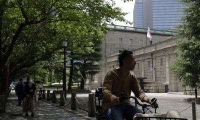 TOKIO (Japón), 16/06/2026.- Transeúntes pasan frente a la sede del Banco de Japón (BOJ) en Tokio, Japón, el 16 de junio de 2026.
EFE/EPA/FRANCK ROBICHON