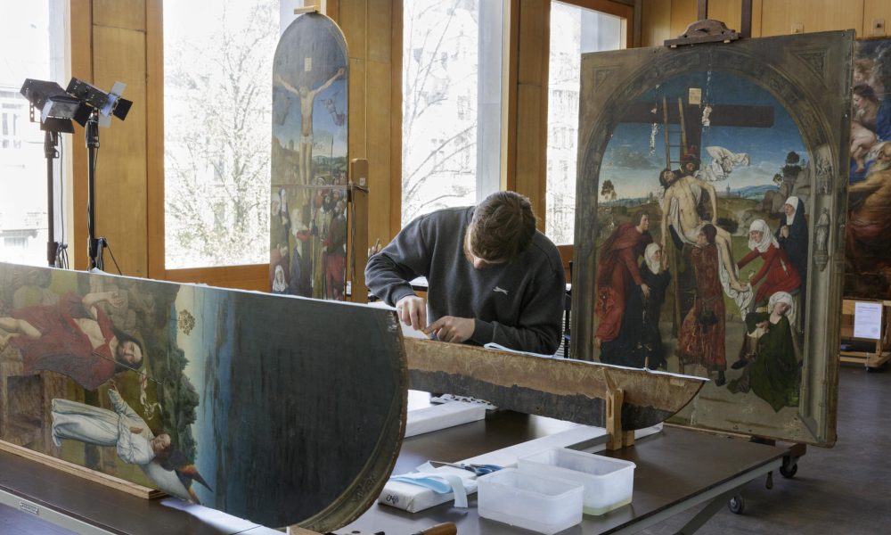 - La restauración del Tríptico del Descendimiento de la Cruz: limpieza del pegamento de la junta. El "Tríptico del Descendimiento de la Cruz", obra del pintor de la escuela primitiva flamenca Dieric Bouts, será devuelto en los próximos días a la Catedral de Granada después de una restauración de tres años en Bélgica que ha servido para devolverle su aspecto original. Por primera vez en más de cinco siglos, en junio de 2023, el cuadro abandonó la Capilla Real del templo granadino y puso rumbo a Bruselas, donde la Unidad de Imagen Científica del Real Instituto de Patrimonio Cultural belga (KIK-IRPA) le realizó un examen preliminar, según explicó a EFE este centro. EFE/ © CC-BY KIK-IRPA, Bruselas SOLO USO EDITORIAL SOLO DISPONIBLE PARA ILUSTRAR LA NOTICIA QUE ACOMPAÑA (CRÉDITO OBLIGATORIO)