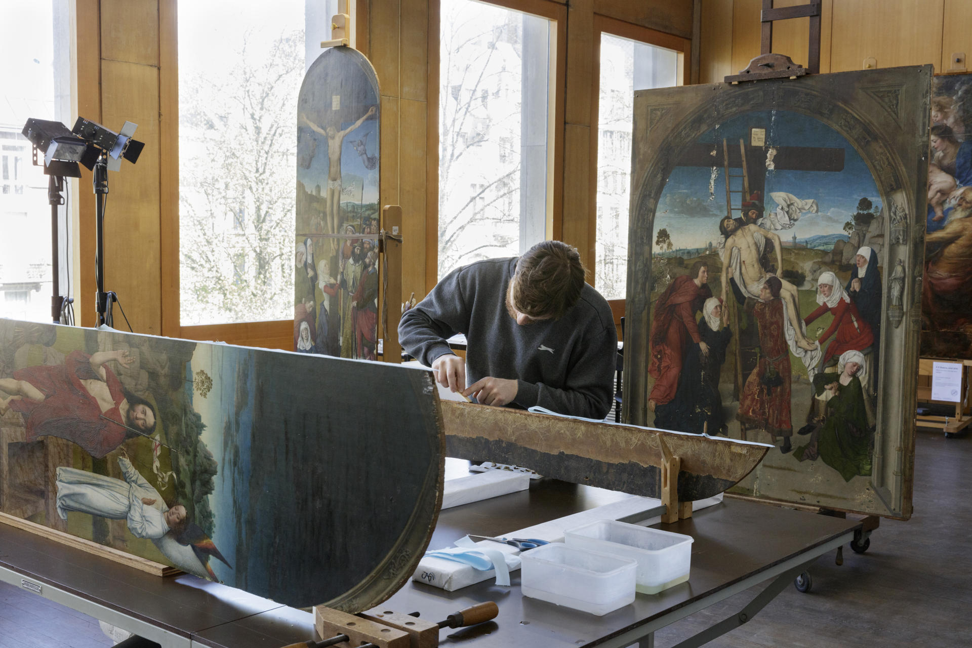 - La restauración del Tríptico del Descendimiento de la Cruz: limpieza del pegamento de la junta. El "Tríptico del Descendimiento de la Cruz", obra del pintor de la escuela primitiva flamenca Dieric Bouts, será devuelto en los próximos días a la Catedral de Granada después de una restauración de tres años en Bélgica que ha servido para devolverle su aspecto original. Por primera vez en más de cinco siglos, en junio de 2023, el cuadro abandonó la Capilla Real del templo granadino y puso rumbo a Bruselas, donde la Unidad de Imagen Científica del Real Instituto de Patrimonio Cultural belga (KIK-IRPA) le realizó un examen preliminar, según explicó a EFE este centro. EFE/ © CC-BY KIK-IRPA, Bruselas SOLO USO EDITORIAL SOLO DISPONIBLE PARA ILUSTRAR LA NOTICIA QUE ACOMPAÑA (CRÉDITO OBLIGATORIO)