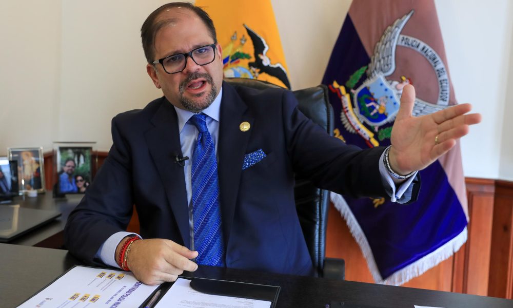 Fotografía de archivo del ministro del Interior de Ecuador, John Reimberg, durante una entrevista con EFE, en Quito (Ecuador). EFE/José Jácome