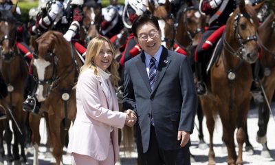 - La Primera Ministra italiana Giorgia Meloni (I) y el Presidente surcoreano Lee Jae Myung se dan la mano durante una ceremonia de bienvenida antes de su reunión bilateral en Villa Doria Pamphili en Roma, Italia, el 12 de junio de 2026. (Italia, Corea del Sur, Roma) EFE/EPA/MASSIMO PERCOSSI
```