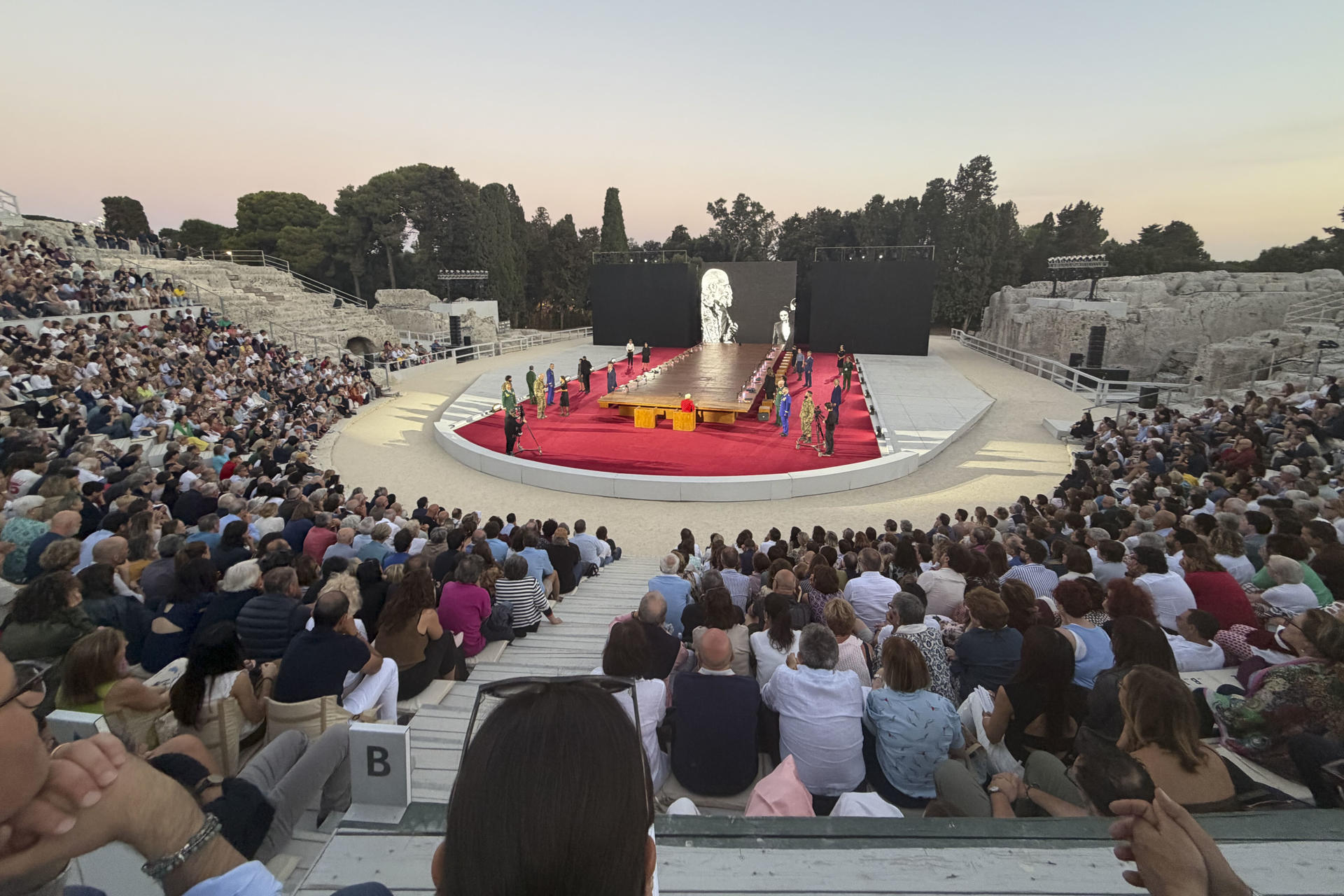 Vista general del el teatro griego de Siracusa, durante la adaptación de la obra dramatúrgica los ‘Persas’, de Esquilo, dirigida por el español Àlex Ollé, en Sicilia (Italia). EFE/Gonzalo Sánchez