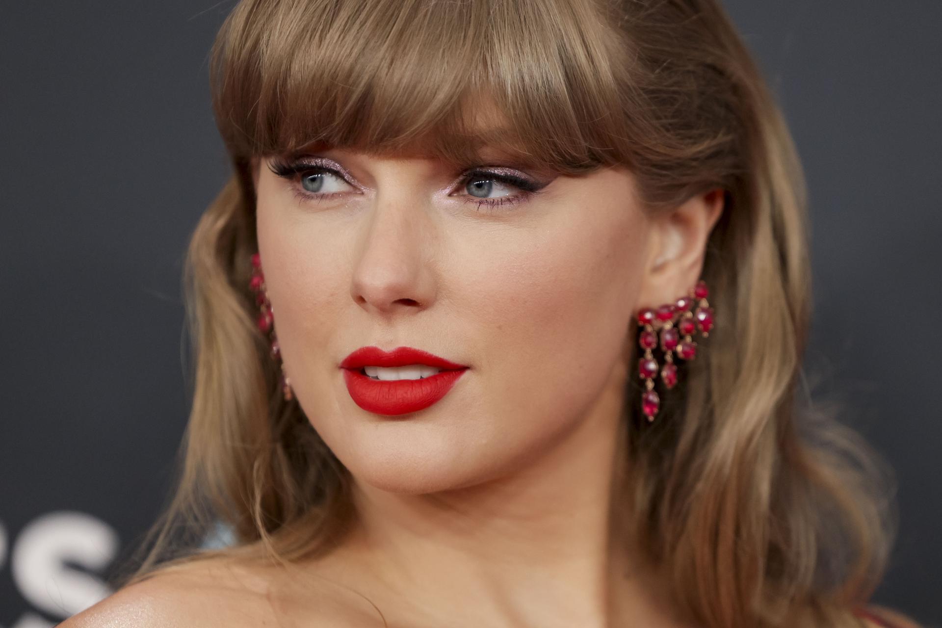 La cantante Taylor Swift, en una foto de archivo en una alfombra roja en Los Ángeles el 2 de febrero de 2025. EFE/EPA/ALLISON DINNER