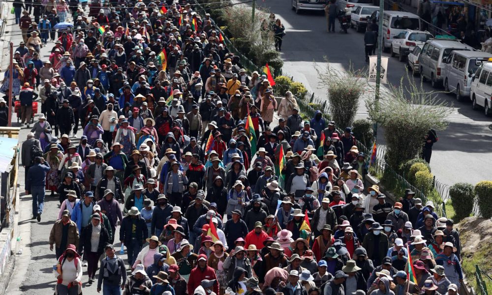 Fotografía del 1 de junio de 2026 de personas en una protesta que exige la renuncia del presidente de Bolivia, Rodrigo Paz, por quinta semana consecutiva, en La Paz (Bolivia). EFE/Luis Gandarillas
