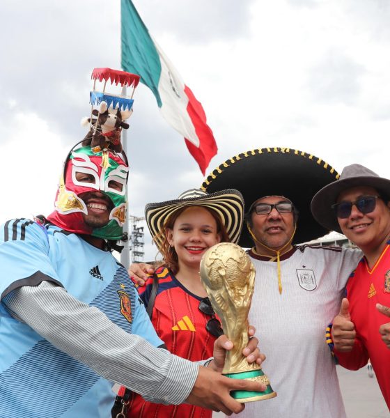 Aficionados mexicanos y españoles posan en el Fan Fest del Mundial 2026 en el Zócalo de Ciudad de México (México). EFE/ Mario Guzmán