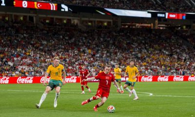 Harry Souttar (I) de Australia y Kerem Akturkoglu (C) de Turquía en acción durante la primera mitad del partido de la fase de grupos de la Copa Mundial de la FIFA 2026 entre Australia y Turquía, Vancouver, Canadá. EFE/EPA/BOB FRID
 
//////////
 
VANCOUVER (Canadá), 14/06/2026.- Harry Souttar (I) de Australia y Kerem Akturkoglu (C) de Turquía en acción durante la primera mitad del partido de la fase de grupos de la Copa Mundial de la FIFA 2026 entre Australia y Turquía, Vancouver, Canadá, 13 de junio de 2026. (Turquía) EFE/EPA/BOB FRID
//////////
VANCOUVER (Canada), 14/06/2026.- Harry Souttar (L) of Australia and Kerem Akturkoglu (C) of Turkey in action during the first half of the FIFA World Cup 2026 group stage match between Australia and Turkey, Vancouver, Canada, 13 June 2026.. (Turquía) EFE/EPA/BOB FRID