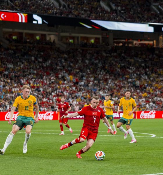 Harry Souttar (I) de Australia y Kerem Akturkoglu (C) de Turquía en acción durante la primera mitad del partido de la fase de grupos de la Copa Mundial de la FIFA 2026 entre Australia y Turquía, Vancouver, Canadá. EFE/EPA/BOB FRID
 
//////////
 
VANCOUVER (Canadá), 14/06/2026.- Harry Souttar (I) de Australia y Kerem Akturkoglu (C) de Turquía en acción durante la primera mitad del partido de la fase de grupos de la Copa Mundial de la FIFA 2026 entre Australia y Turquía, Vancouver, Canadá, 13 de junio de 2026. (Turquía) EFE/EPA/BOB FRID
//////////
VANCOUVER (Canada), 14/06/2026.- Harry Souttar (L) of Australia and Kerem Akturkoglu (C) of Turkey in action during the first half of the FIFA World Cup 2026 group stage match between Australia and Turkey, Vancouver, Canada, 13 June 2026.. (Turquía) EFE/EPA/BOB FRID