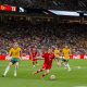 Harry Souttar (I) de Australia y Kerem Akturkoglu (C) de Turquía en acción durante la primera mitad del partido de la fase de grupos de la Copa Mundial de la FIFA 2026 entre Australia y Turquía, Vancouver, Canadá. EFE/EPA/BOB FRID
 
//////////
 
VANCOUVER (Canadá), 14/06/2026.- Harry Souttar (I) de Australia y Kerem Akturkoglu (C) de Turquía en acción durante la primera mitad del partido de la fase de grupos de la Copa Mundial de la FIFA 2026 entre Australia y Turquía, Vancouver, Canadá, 13 de junio de 2026. (Turquía) EFE/EPA/BOB FRID
//////////
VANCOUVER (Canada), 14/06/2026.- Harry Souttar (L) of Australia and Kerem Akturkoglu (C) of Turkey in action during the first half of the FIFA World Cup 2026 group stage match between Australia and Turkey, Vancouver, Canada, 13 June 2026.. (Turquía) EFE/EPA/BOB FRID