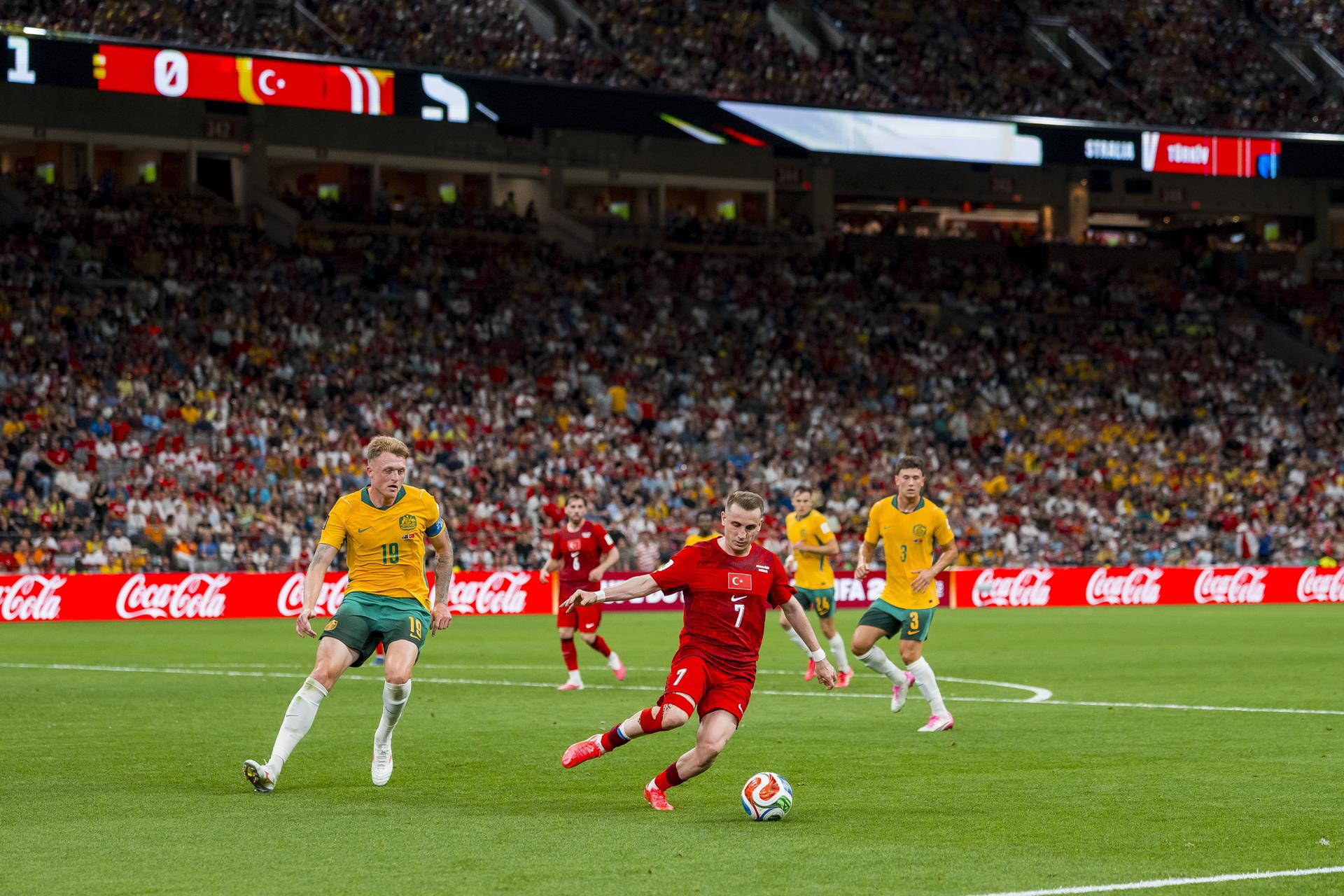Harry Souttar (I) de Australia y Kerem Akturkoglu (C) de Turquía en acción durante la primera mitad del partido de la fase de grupos de la Copa Mundial de la FIFA 2026 entre Australia y Turquía, Vancouver, Canadá. EFE/EPA/BOB FRID
 
//////////
 
VANCOUVER (Canadá), 14/06/2026.- Harry Souttar (I) de Australia y Kerem Akturkoglu (C) de Turquía en acción durante la primera mitad del partido de la fase de grupos de la Copa Mundial de la FIFA 2026 entre Australia y Turquía, Vancouver, Canadá, 13 de junio de 2026. (Turquía) EFE/EPA/BOB FRID
//////////
VANCOUVER (Canada), 14/06/2026.- Harry Souttar (L) of Australia and Kerem Akturkoglu (C) of Turkey in action during the first half of the FIFA World Cup 2026 group stage match between Australia and Turkey, Vancouver, Canada, 13 June 2026.. (Turquía) EFE/EPA/BOB FRID