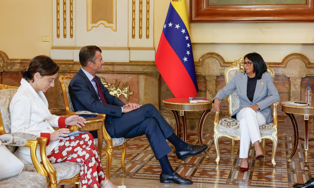 Fotografía cedida por el Palacio de Miraflores que muestra a la presidenta encargada de Venezuela, Delcy Rodríguez (d), hablando con el secretario General de la Organización Ítalo-Latinoamericana (IILA), Giorgio Silli (2-i), en una reunión en Caracas (Venezuela). EFE/ Palacio de Miraflores