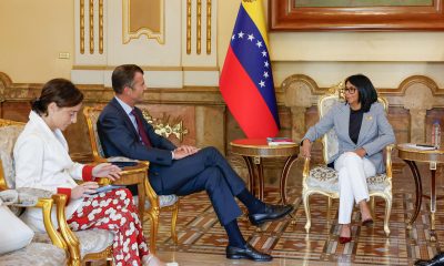 Fotografía cedida por el Palacio de Miraflores que muestra a la presidenta encargada de Venezuela, Delcy Rodríguez (d), hablando con el secretario General de la Organización Ítalo-Latinoamericana (IILA), Giorgio Silli (2-i), en una reunión en Caracas (Venezuela). EFE/ Palacio de Miraflores