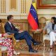 Fotografía cedida por el Palacio de Miraflores que muestra a la presidenta encargada de Venezuela, Delcy Rodríguez (d), hablando con el secretario General de la Organización Ítalo-Latinoamericana (IILA), Giorgio Silli (2-i), en una reunión en Caracas (Venezuela). EFE/ Palacio de Miraflores