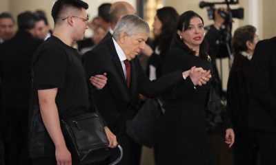 Fotografía del 11 de mayo del 2026 que muestra al expresidente colombiano César Gaviria (c) asistiendo a una ceremonia en Bogotá (Colombia). EFE/ Carlos Ortega
