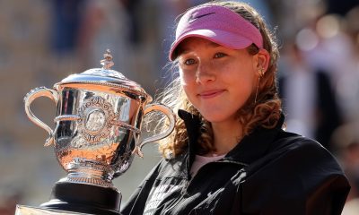 La rusa Mirra Andreeva, de 19 años, conquistó en Roland Garros su primer título de Grand Slam, al imponerse a la polaca Maja Chwalinska, procedente de la fase previa, 6-3 y 6-2 en 1 hora y 22 minutos. EFE/EPA/MOHAMMED BADRA