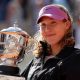 La rusa Mirra Andreeva, de 19 años, conquistó en Roland Garros su primer título de Grand Slam, al imponerse a la polaca Maja Chwalinska, procedente de la fase previa, 6-3 y 6-2 en 1 hora y 22 minutos. EFE/EPA/MOHAMMED BADRA