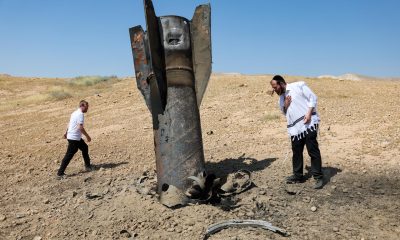Judíos ultraortodoxos observan los restos de un misil balístico iraní que aterrizó en un campo abierto junto al asentamiento de Cisjordania de Mevo'ot Yericho en el Valle del Jordán, este lunes 8 de junio de 2026. Irán lanzó misiles contra Israel en represalia por un ataque israelí anterior en el suburbio meridional de Beirut. (Jordania) EFE/EPA/ABIR SULTAN