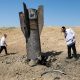 Judíos ultraortodoxos observan los restos de un misil balístico iraní que aterrizó en un campo abierto junto al asentamiento de Cisjordania de Mevo'ot Yericho en el Valle del Jordán, este lunes 8 de junio de 2026. Irán lanzó misiles contra Israel en represalia por un ataque israelí anterior en el suburbio meridional de Beirut. (Jordania) EFE/EPA/ABIR SULTAN