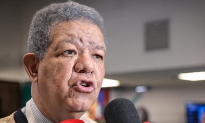 El expresidente de República Dominicana y jefe de la Misión de Observación Electoral de la OEA, Leonel Fernández, habla con periodistas en su visita al puesto de votación de Corferias durante la segunda vuelta de las elecciones presidenciales que elegirá a quien gobernará a Colombia en el periodo 2026-2030 este domingo, en Bogotá (Colombia). EFE/ Natalia Pedraza
