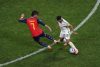 El delantero de la selección española, Ferrán Torres (i), disputa el balón ante el jugador de Arabia Saudí, Salem Al Dawsari, durante el partido del Mundial 2026 entre España y Arabia Saudí, en Atlanta. EFE/ Kenneth Fernández.

