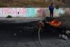 Conductores realizan un bloqueo por la falta de combustible este martes, en La Paz (Bolivia). EFE/Luis Gandarillas
