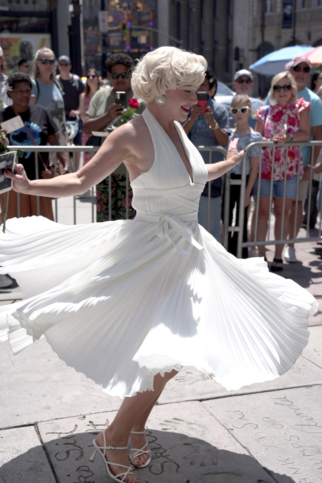 AME7549. LOS ÁNGELES (ESTADOS UNIDOS), 01/06/2026.- Una mujer caracterizada como Marilyn Monroe participa en la conmemoración del centenario de la actriz este lunes, en el TCL Chinese Theatre en Los Ángeles (Estados Unidos). Marilyn Monroe fue mucho más que el icono de glamour que la convirtió en mito global. Detrás de esa imagen, a menudo reducida al estereotipo de símbolo sexual, hubo una actriz rigurosa, formada en el método, y una figura clave en la lucha por el control creativo en Hollywood. EFE/ Omar Alonso