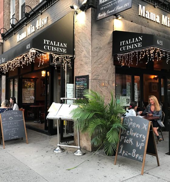Unas personas comen en el restaurante Mama Mia 44sw, en el barrio de Hell's Kitchen en Nueva York (EE.UU). Imagen de archivo. EFE/Nora Quintanilla