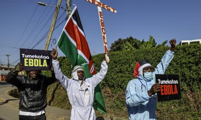 Activistas y manifestantes gritan consignas durante una protesta contra un centro de ébola en Nanyuki, Kenia, el 09 de junio de 2026. Activistas de derechos humanos salieron a las calles para oponerse a la creación de un centro de cuarentena de ébola para ciudadanos estadounidenses en la Base Aérea de Laikipia. A pesar de una orden judicial que detuvo la construcción de las instalaciones, existen acusaciones de que la construcción continuó días después de que el Ministro de Salud, Aden Duale, dijera en el Parlamento que procedería como medida de precaución contra un brote de ébola. (Protestas, Kenia) EFE/EPA/DANIEL IRUNGU