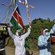 Activistas y manifestantes gritan consignas durante una protesta contra un centro de ébola en Nanyuki, Kenia, el 09 de junio de 2026. Activistas de derechos humanos salieron a las calles para oponerse a la creación de un centro de cuarentena de ébola para ciudadanos estadounidenses en la Base Aérea de Laikipia. A pesar de una orden judicial que detuvo la construcción de las instalaciones, existen acusaciones de que la construcción continuó días después de que el Ministro de Salud, Aden Duale, dijera en el Parlamento que procedería como medida de precaución contra un brote de ébola. (Protestas, Kenia) EFE/EPA/DANIEL IRUNGU