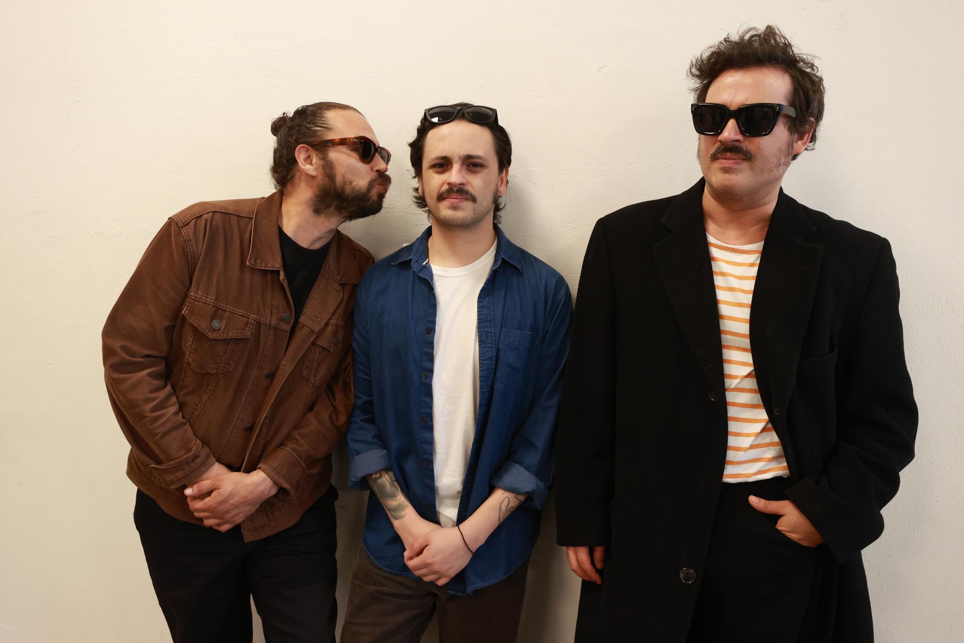 Integrantes del grupo mexicano de rock Enjambre posan al final de una rueda de prensa este lunes, en el estadio GNP en Ciudad de México (México). EFE/ Mario Guzmán