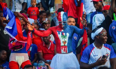 Aficionados de la selección de Haití esperan el inicio del partido contra Escocia este sábado en Puerto Príncipe (Haití). EFE/ Mentor David Lorens