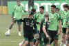Fotografía de José Méndez, en la que puede verse en una imagen del 6 de junio al seleccionador de México, Javier Aguirre (i), durante un entrenamiento de su equipo. EFE
